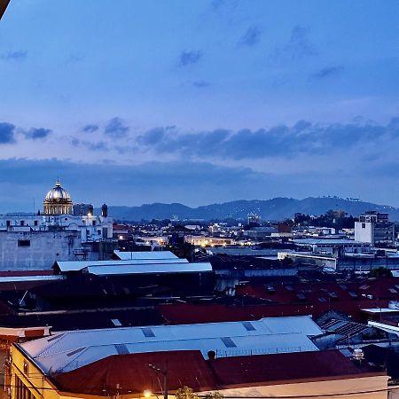 Entre Rosas Y Flores Guatemala-Stad Buitenkant foto