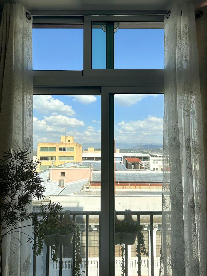 Entre Rosas Y Flores Guatemala-Stad Buitenkant foto